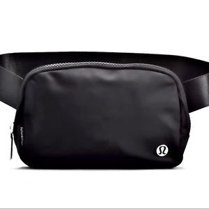 Lululemon Everywhere belt bag
